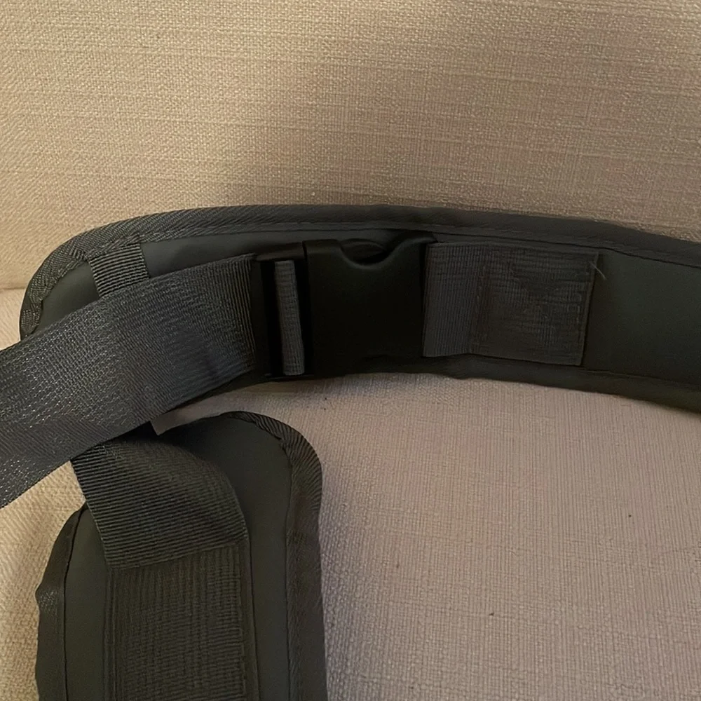 Small Dog or Cat Carrier. NWOT. Adjustable Straps. Fits Pet Up To 10 lbs